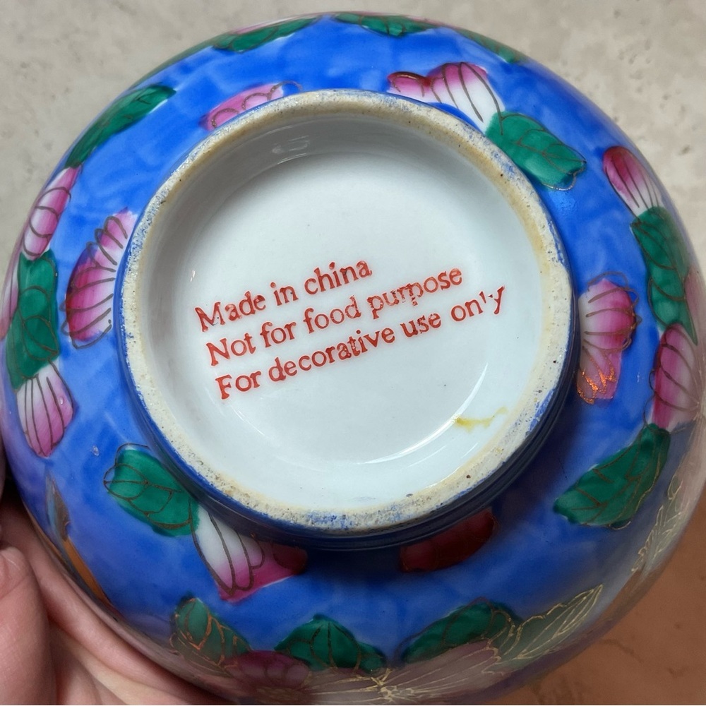 Vintage decorative Chinese cloisonné bowl featuring a vibrant blue background. - Picture 4 of 6